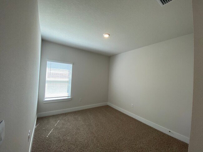 Building Photo - 3398 Southwind Dr