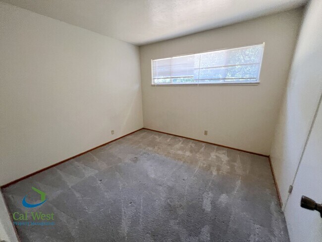 Building Photo - 10600 E Estates Dr