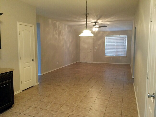 Building Photo - AVAILABLE! 3 Bedroom Duplex for Rent in Lindale!