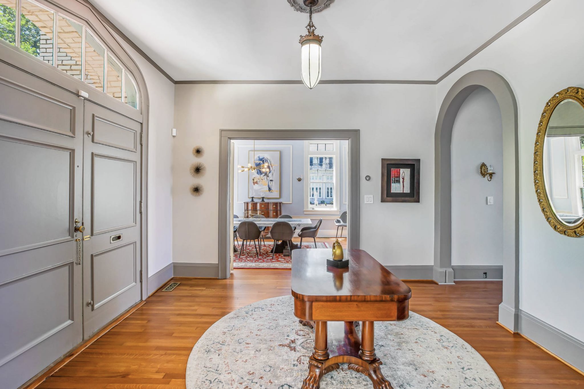 Building Photo - 624 E Victory Dr