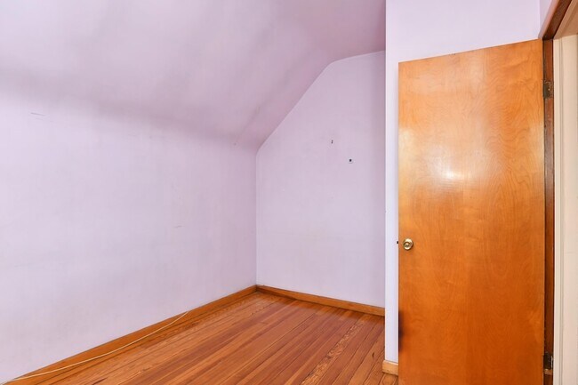 Building Photo - 241 Maple St