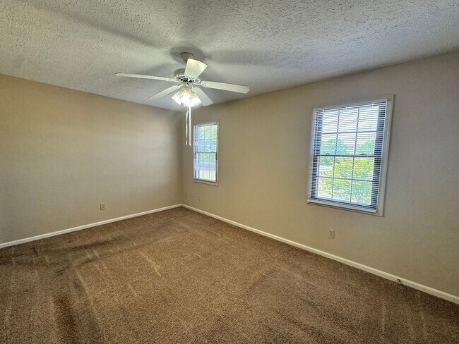 Building Photo - Great Location - Campbell County Townhome (176 Kitty Hawk Square)