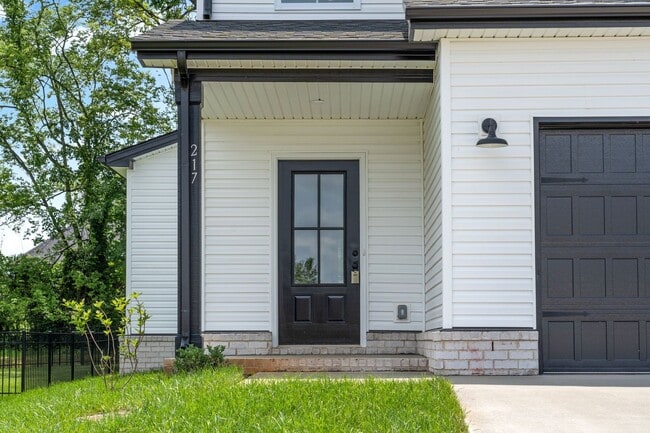 Building Photo - Gorgeous 3 Bedroom Pet Friendly Home For Rent in Sango Area!