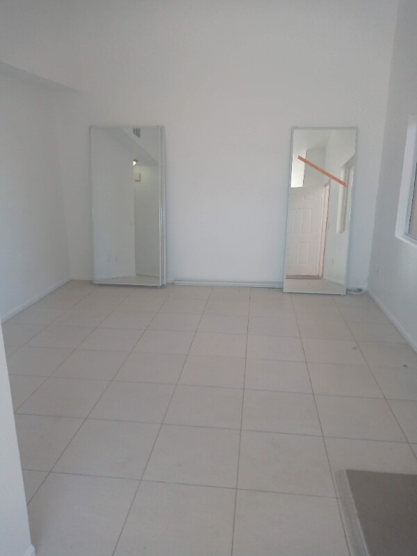 Building Photo - 9591 Palm Dr