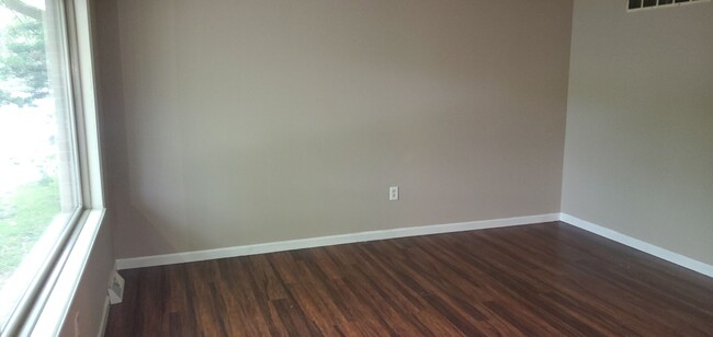 Building Photo - 3 bd, 1 ba house, N Columbia, new paint, f...
