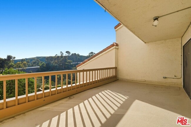 Building Photo - 23926 De Ville Way