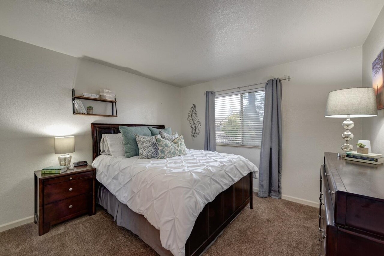 Building Photo - 1324 Chateau Cmn