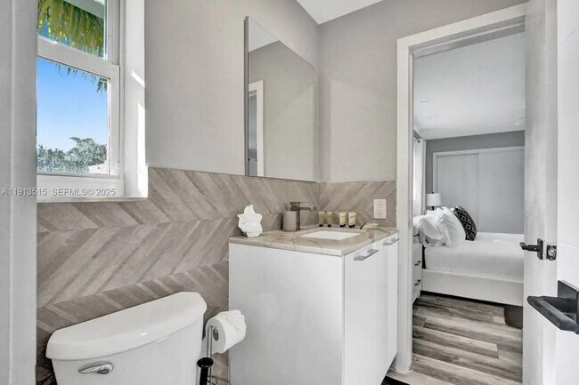 Building Photo - 1241 Hollywood Blvd