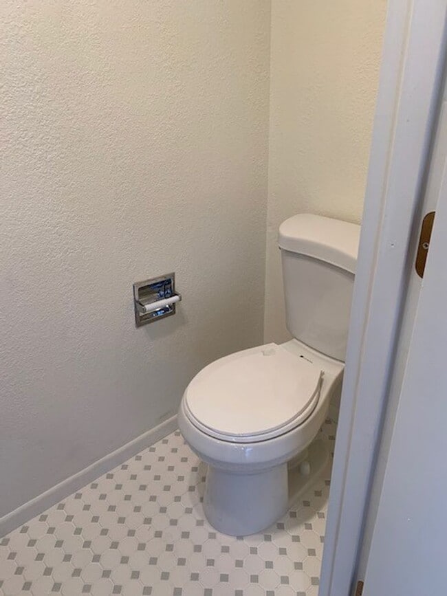 Building Photo - 1211 Summers Ln