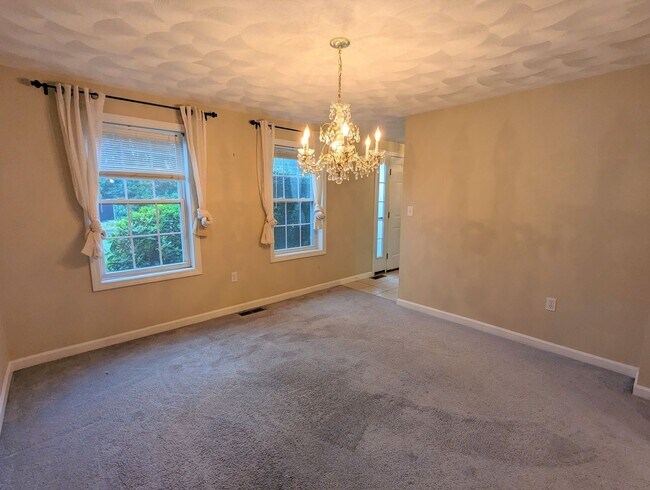 Building Photo - 17 Cottonwood Rd