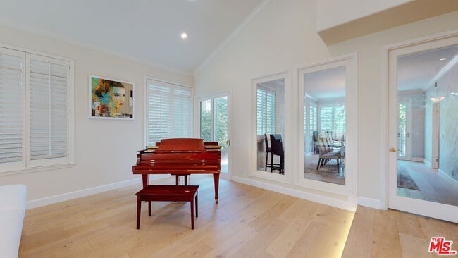 Building Photo - 4950 Densmore Ave