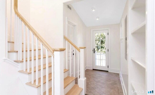 Building Photo - 56 1/2 Roton Ave