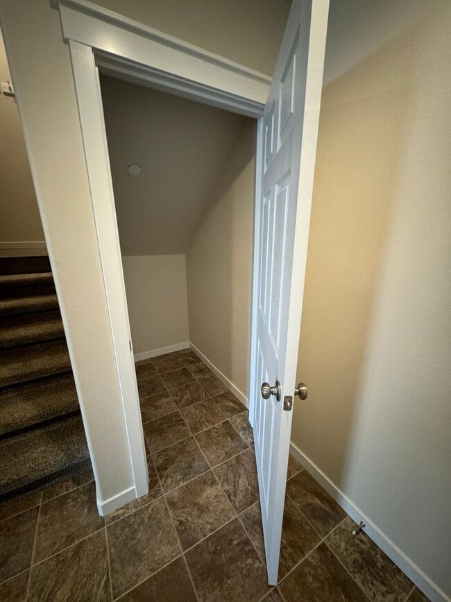 Building Photo - Spacious Duplex in Badger Mountain South