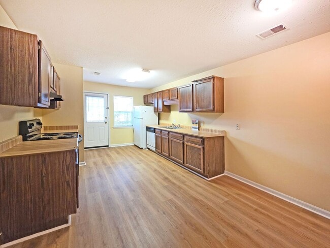 Building Photo - Charming 2-Bedroom Duplex in the Heart of ...