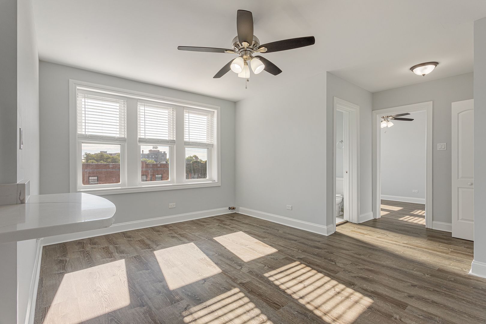 Building Photo - 1517 W Sherwin Ave