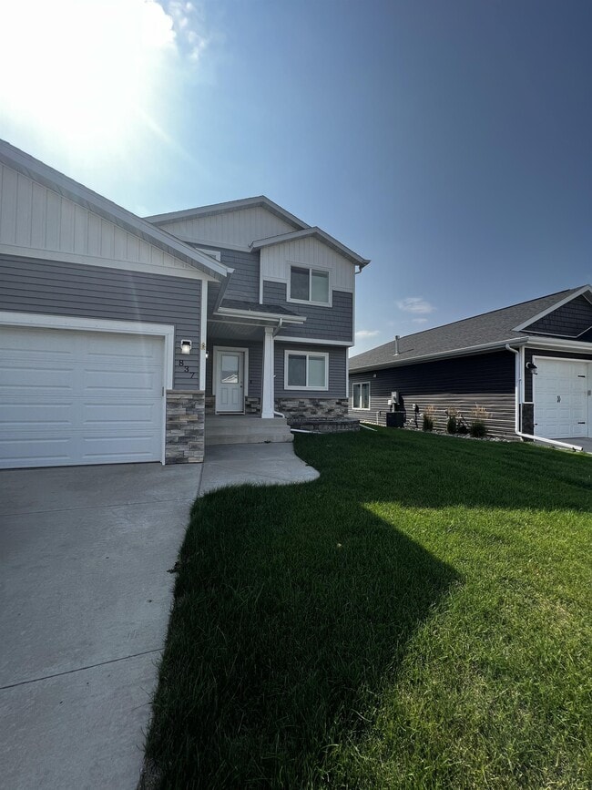 Building Photo - 837 Albert Dr W