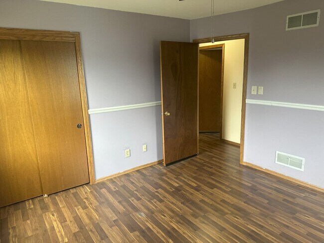 Building Photo - For Rent: Spacious 3 Bedroom, 2.5 Bath Sin...