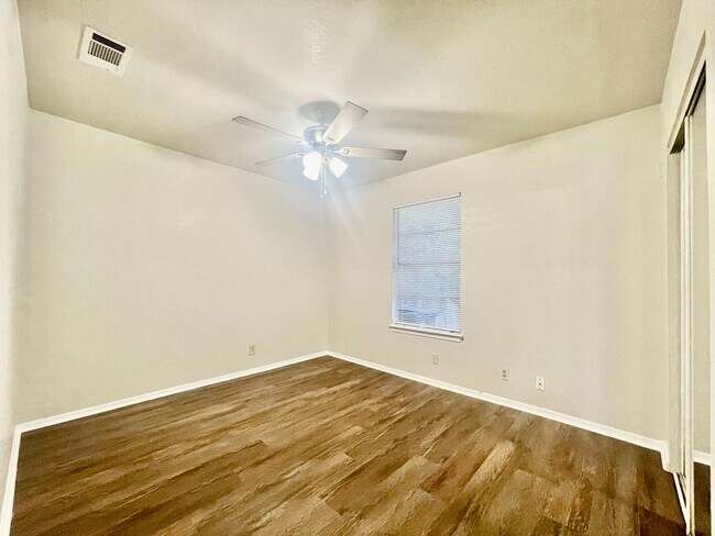 Building Photo - 101/103 Lockhart St.