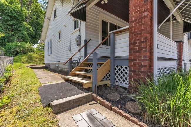 Building Photo - 2 Bed 1 Bath in Rochester, PA