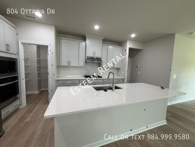 Building Photo - 804 Ottawa Dr