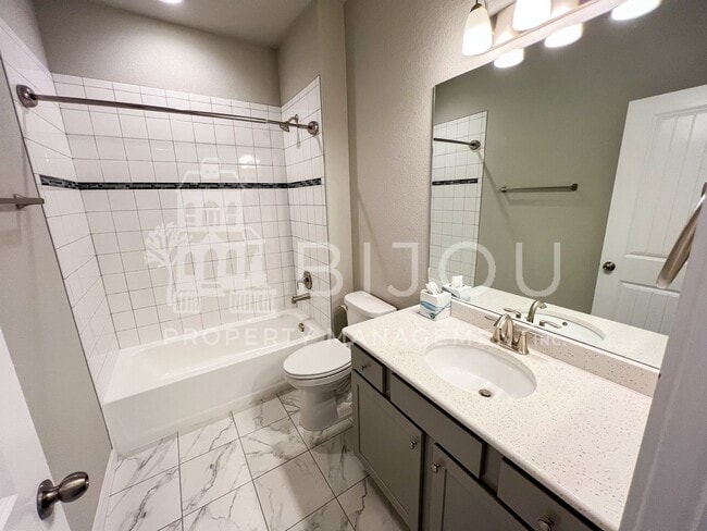 Building Photo - Grand Overlook to the Mountains!