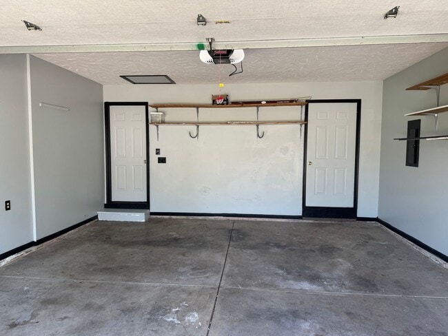 Building Photo - 3 Bedroom | 2 Bathroom | 2 Car garage | La...