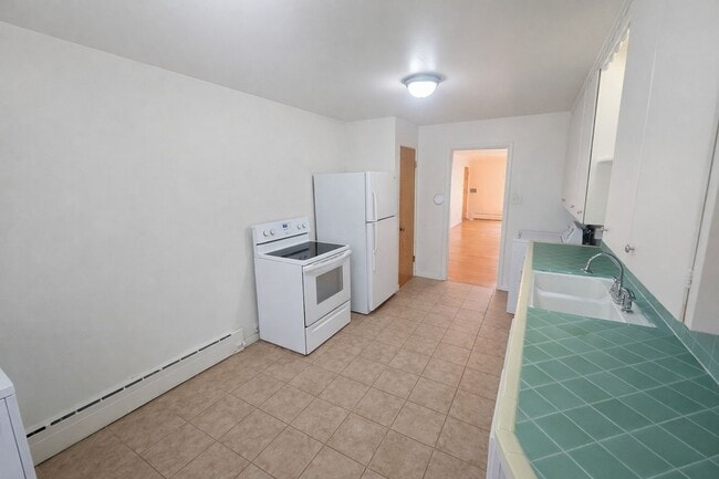 Building Photo - Spacious 2 Bedroom with Large Living Room and Separate Dining Area – Over 1,100 Sq Ft