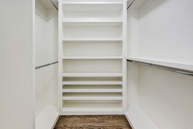 Building Photo - Completely renovated Heights historic bung...