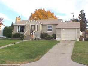 Building Photo - Audubon Area 2 Bedroom 2 Bath Home