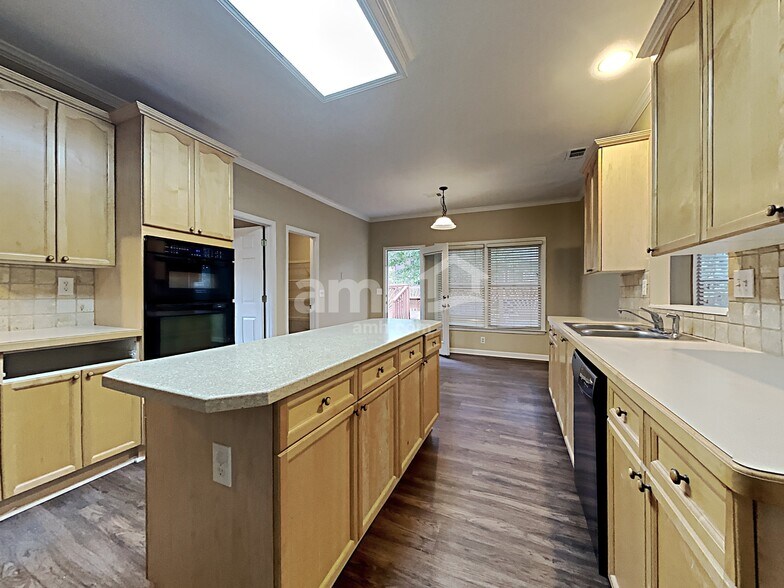 Building Photo - 2079 Sugar Springs Dr