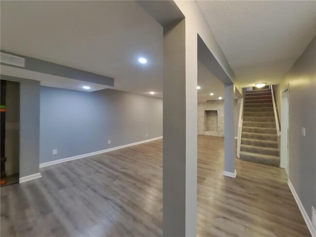 Building Photo - 820 Shenandoah Ln N