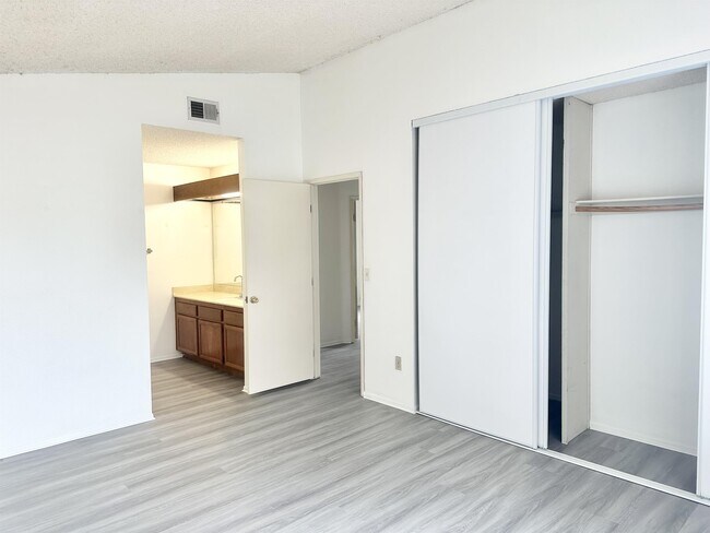 Building Photo - 6950 Bullock Dr