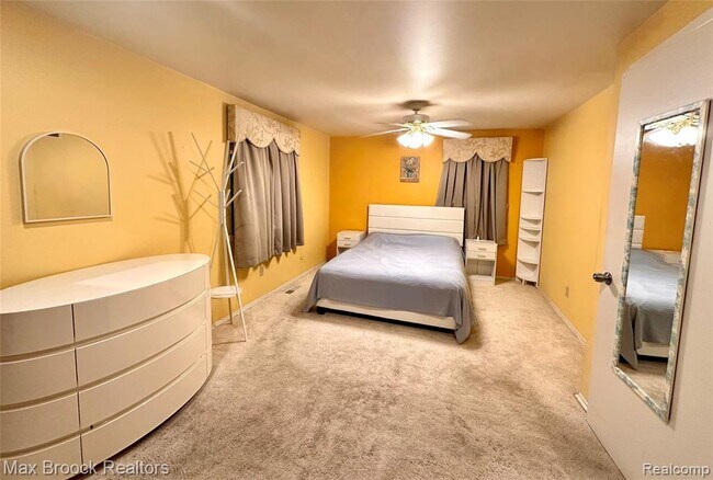 Building Photo - 6942 Leslee Crest Dr