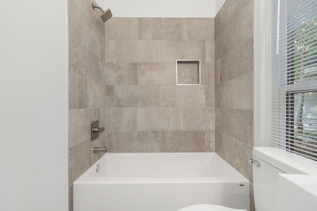 Building Photo - Modern 2 Bed | 1 Bath Home