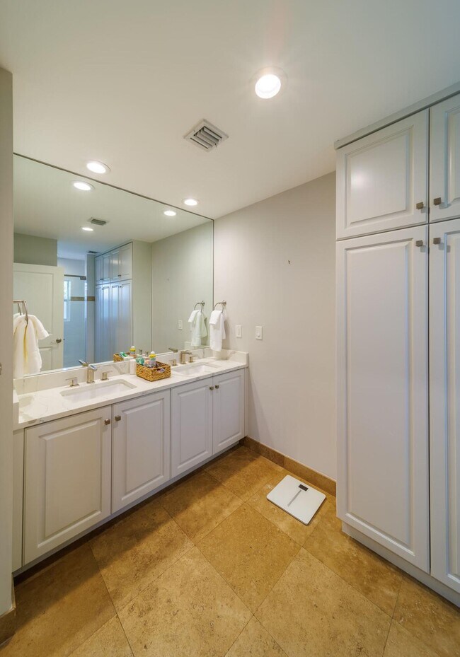 Building Photo - 225 Russlyn Dr