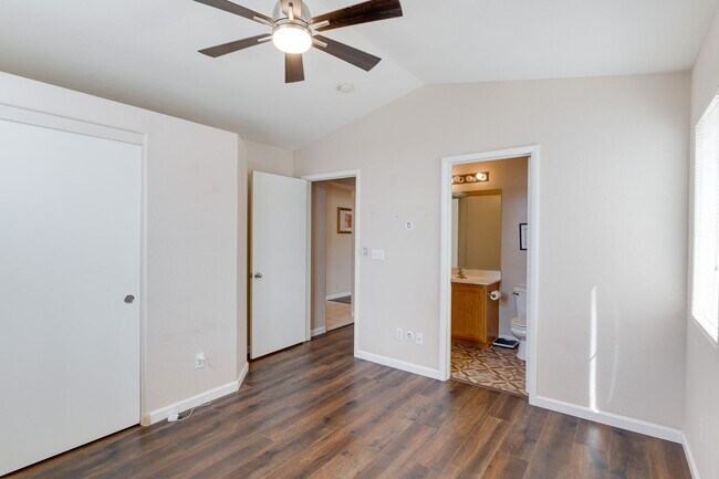 Building Photo - CHARMING 2 BEDROOM HOME IN GATED COMMUNITY...