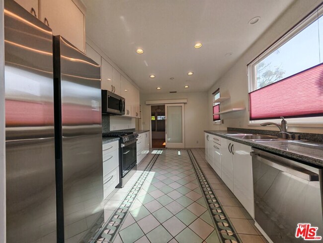 Building Photo - 1107 S Alfred St