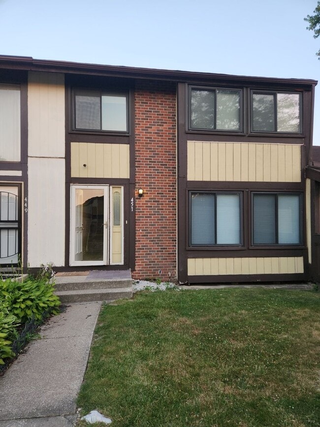 Building Photo - 451 Doral Terrace