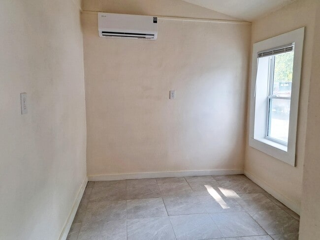 Building Photo - 1306 Iowa Ave