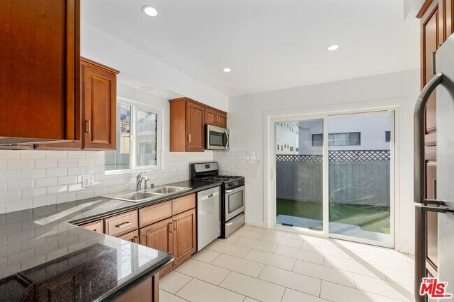 Building Photo - 1907 Selby Ave