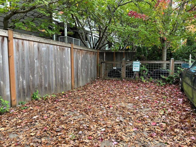 Building Photo - Enjoy pets and parking at this ideal townh...