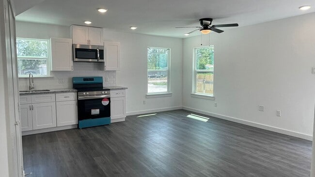 Building Photo - Brand new unit