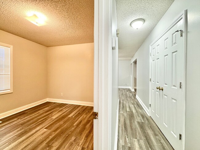 Building Photo - 3 BR Unit Near Shoppes on Elm