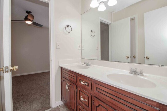 Building Photo - 2002 Tynewood Dr