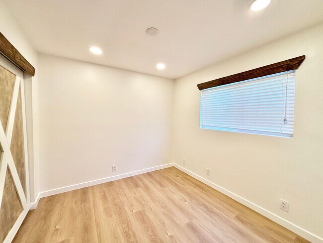 Building Photo - Silver Strand Beach | 4 Bed | 2 Bath | Bea...