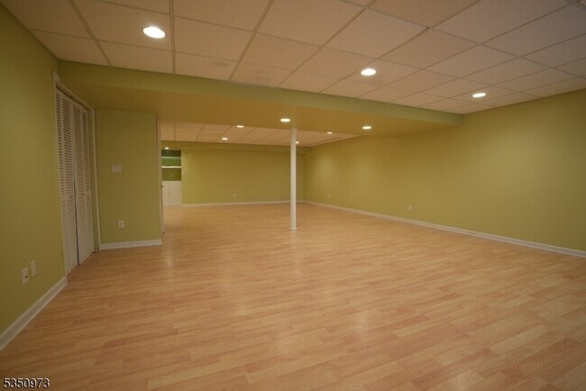Building Photo - 220 Patriot Hill Dr