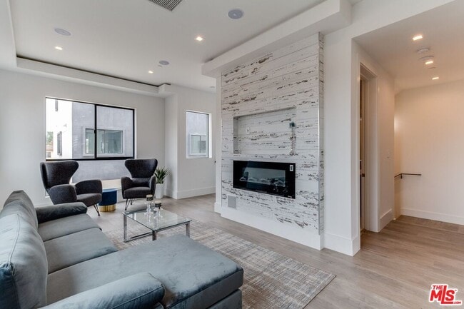 Building Photo - 4830 1/2 Pickford St