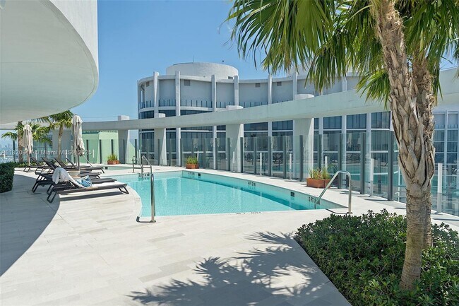 Building Photo - 2831 S Bayshore Dr