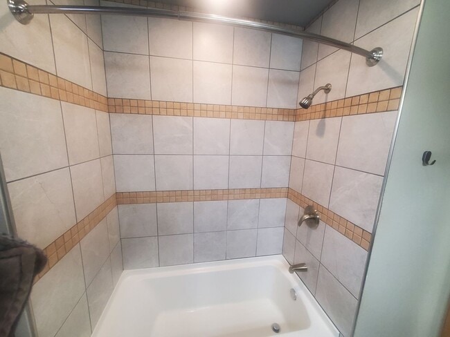 Building Photo - 3 Bedroom Single Family Home