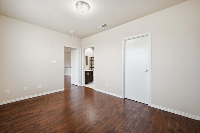 Building Photo - Beautiful Condo in Carrollton!